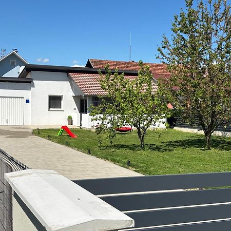 Kod Dide - Entry With Pin 0-24H Apartment Slavonski Brod Bagian luar foto