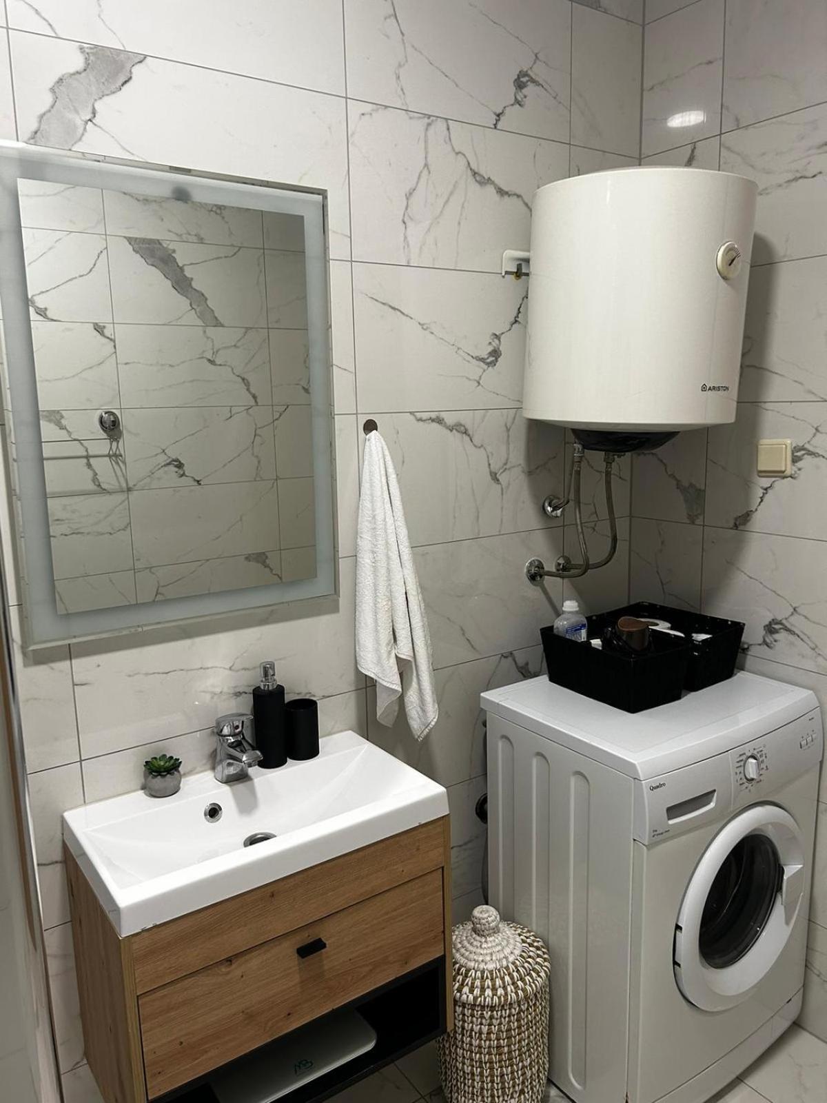 Kod Dide - Entry With Pin 0-24H Apartment Slavonski Brod Bagian luar foto
